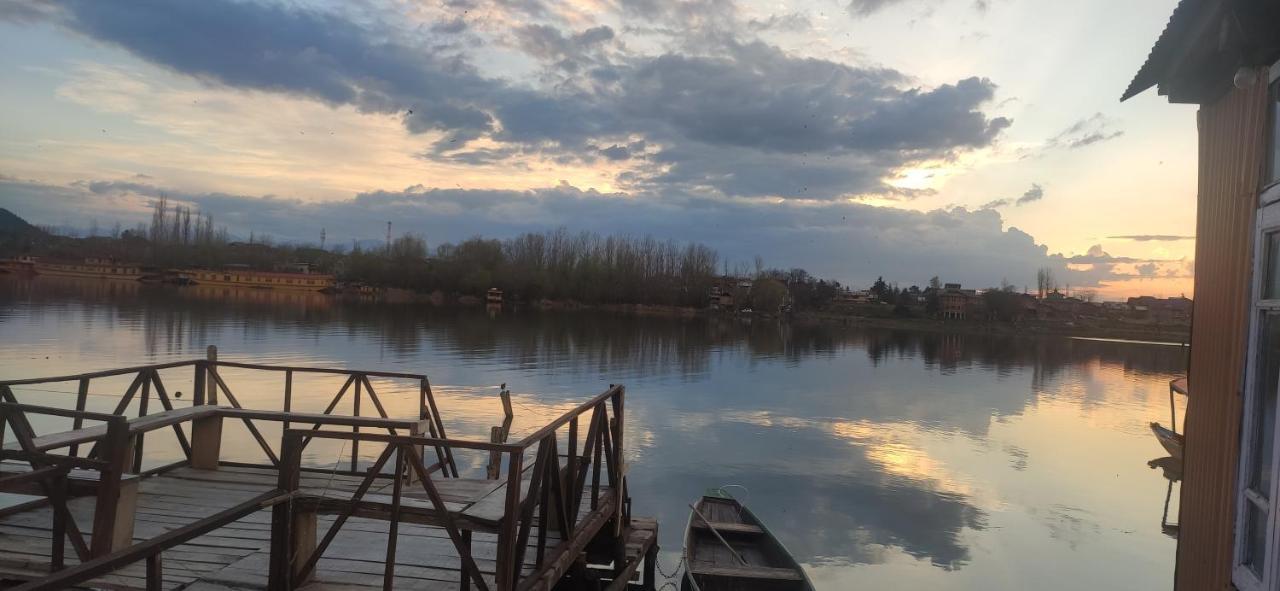 Lakeside Homestay Srinagar Exterior photo