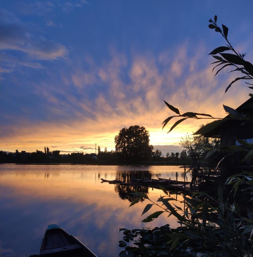 Lakeside Homestay Srinagar Exterior photo