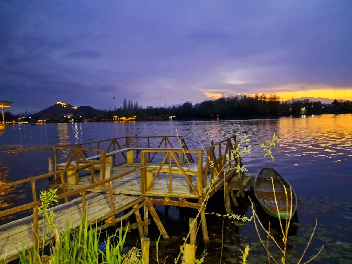 Lakeside Homestay Srinagar Exterior photo