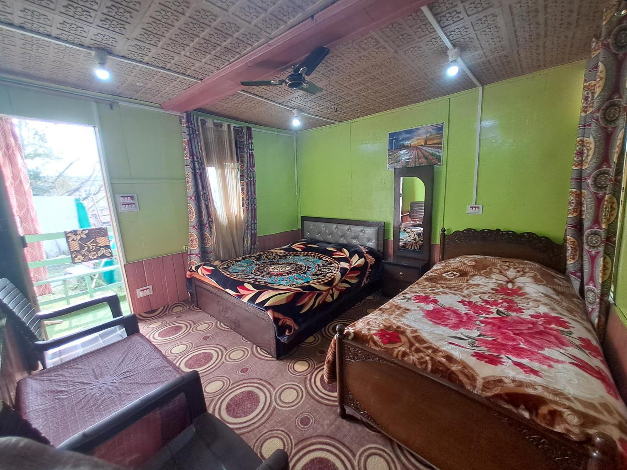 Lakeside Homestay Srinagar Exterior photo