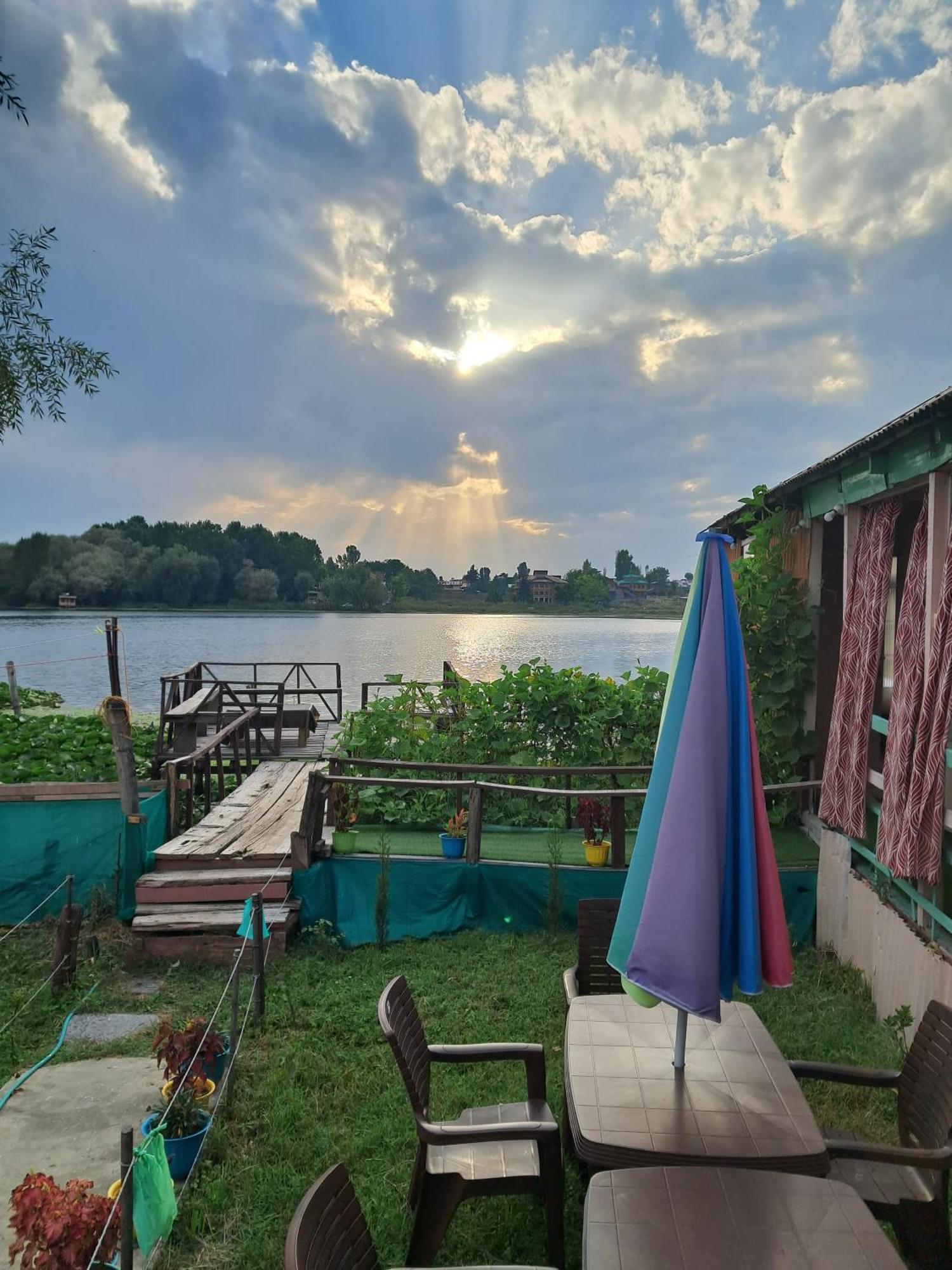 Lakeside Homestay Srinagar Exterior photo