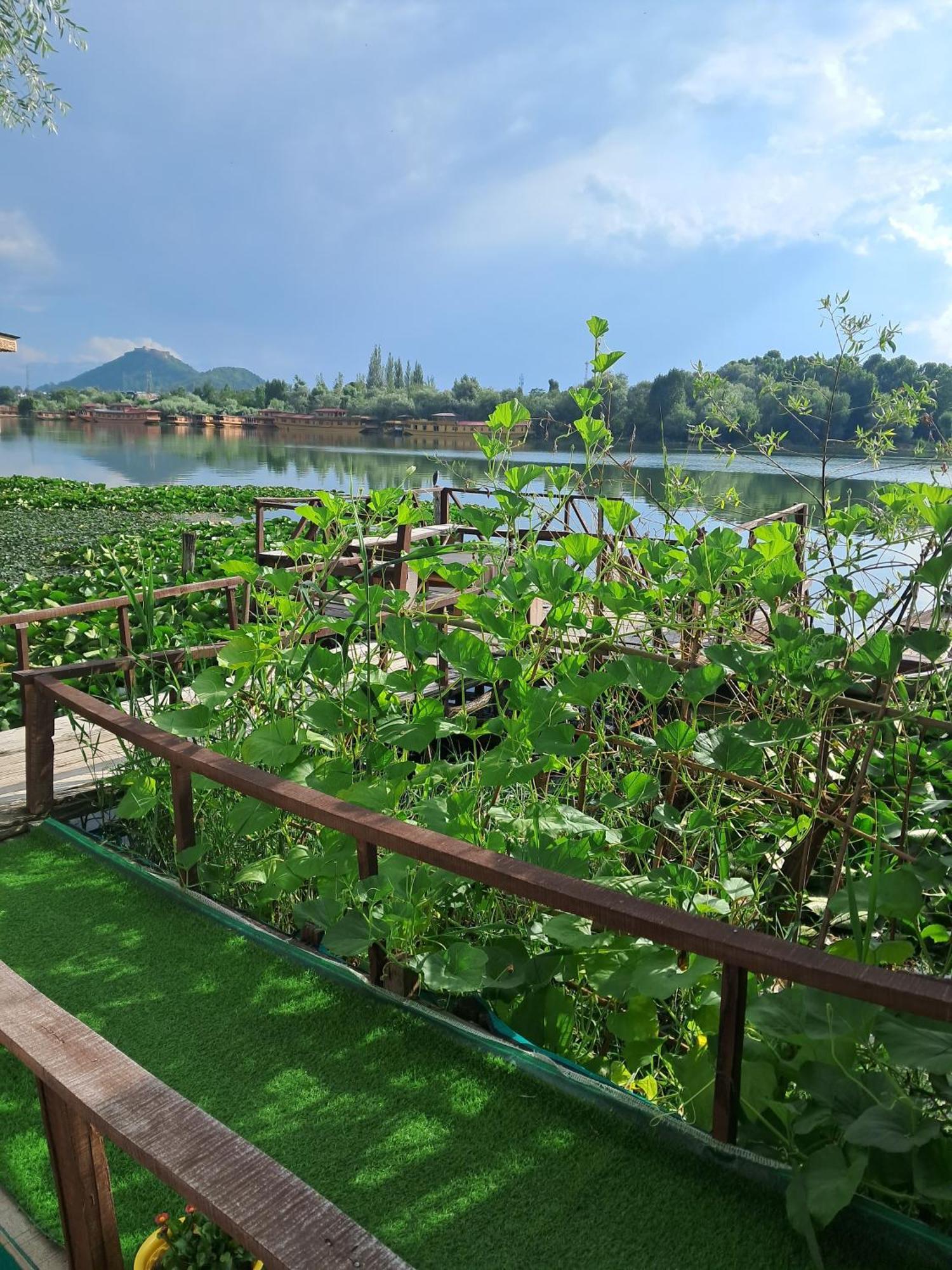 Lakeside Homestay Srinagar Exterior photo